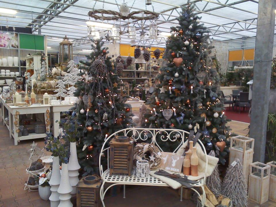 Kerstverlichting, kerstversiering en kerstbomen op onze kerstmarkt in Limburg